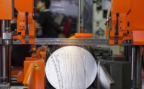 民众镇立式金属带锯床切削出现跑带故障解决方法！